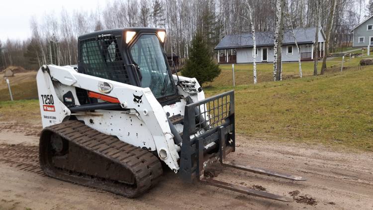 BOBCAT T250 nuoma su paletinėm šakėm