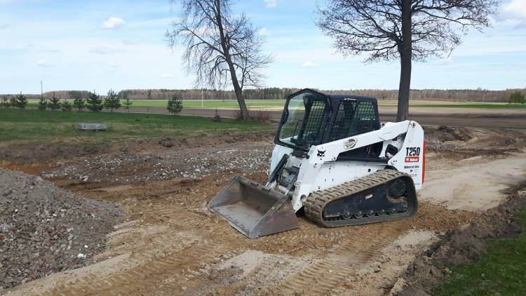 BOBCAT T250 nuoma su standartiniu kiaušu